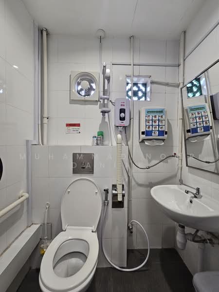 Shophouse at Norris Road Little India Jalan Besar MRT, Norris Road, 2,195 sqft, Medical For Sale, by Muhammad Noor Danial, 500225764 - Bathroom - CommercialGuru.com.sg