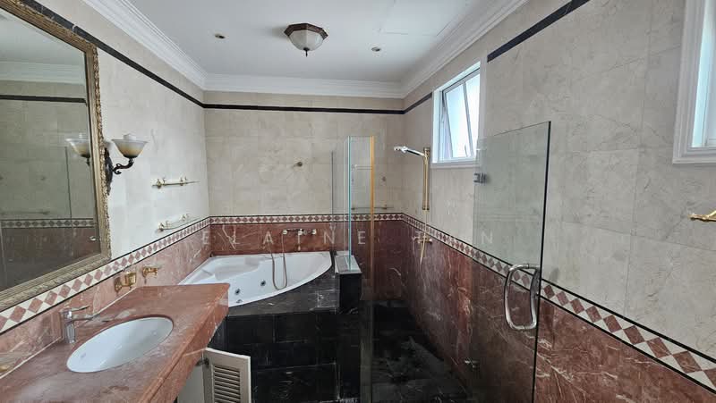 Terrace Cluster House At Fernhill Road, Fernhill Road, 4 Bedrooms, 2,172 sqft, Terraced House For Sale, by Elaine Tan, 500225792 - Bathroom - PropertyGuru.com.sg