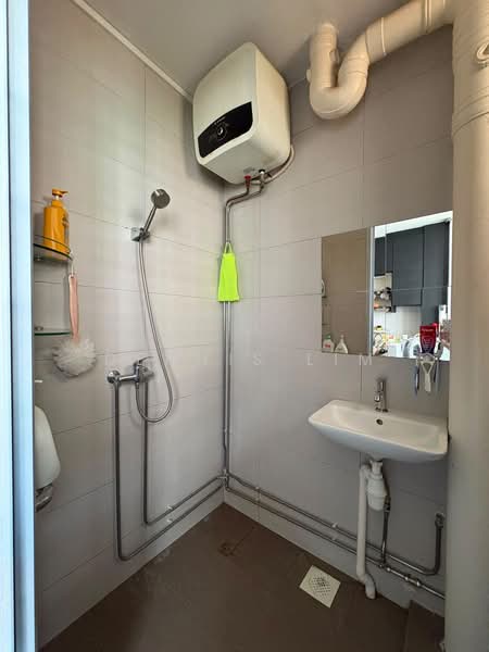 814 Jurong West Street 81, 814 Jurong West Street 81, 3 Bedrooms, 1,119 sqft, HDB Flat For Sale, by Dennis Lim, 500225795 - Bathroom - PropertyGuru.com.sg
