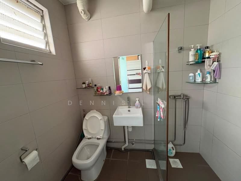 814 Jurong West Street 81, 814 Jurong West Street 81, 3 Bedrooms, 1,119 sqft, HDB Flat For Sale, by Dennis Lim, 500225795 - Bathroom - PropertyGuru.com.sg