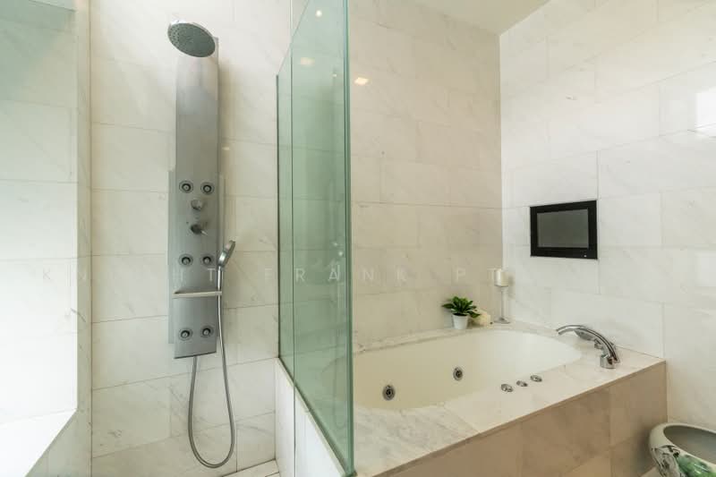 Belle Vue Residences, 15 Oxley Walk, 3 Bedrooms, 3,638 sqft, Condominium For Sale, by Evelyn Chen, 500225812 - Master Bathroom - PropertyGuru.com.sg