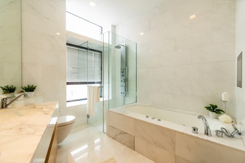Belle Vue Residences, 15 Oxley Walk, 3 Bedrooms, 3,638 sqft, Condominium For Sale, by Evelyn Chen, 500225812 - Master Bathroom - PropertyGuru.com.sg