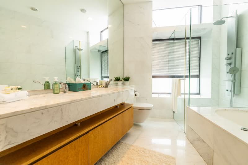 Belle Vue Residences, 15 Oxley Walk, 3 Bedrooms, 3,638 sqft, Condominium For Sale, by Evelyn Chen, 500225812 - Grand Master Bathroom - PropertyGuru.com.sg