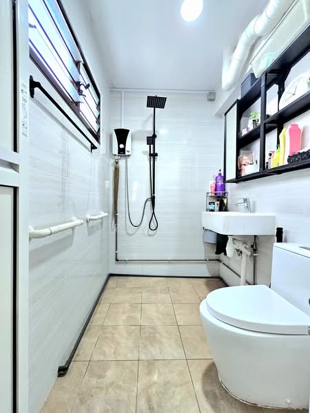 135 Simei Street 1, 135 Simei Street 1, 3 Bedrooms, 904 sqft, HDB Flat For Sale, by Fadzly Sani, 500225850 - Bathroom - PropertyGuru.com.sg