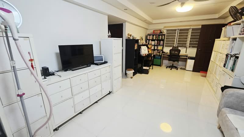 331 Clementi Avenue 2, 331 Clementi Avenue 2, 3 Bedrooms, 990 sqft, HDB Flat For Rent, by Minna Koh, 500225869 - Living Room - PropertyGuru.com.sg