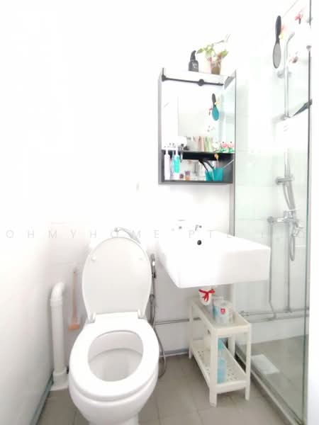 269 Bukit Batok East Avenue 4, 269 Bukit Batok East Avenue 4, 2 Bedrooms, 689 sqft, HDB Flat For Sale, by NOEL PHOON, 500225891 - Bathroom - PropertyGuru.com.sg