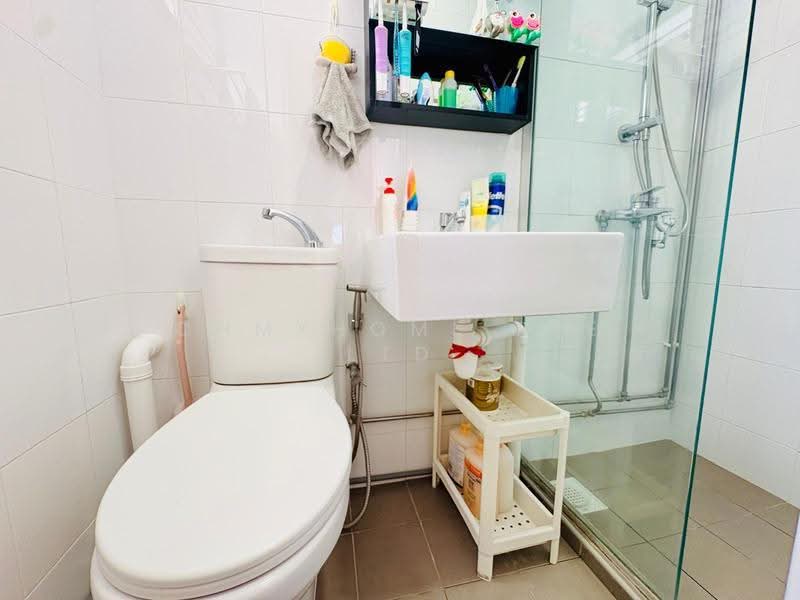269 Bukit Batok East Avenue 4, 269 Bukit Batok East Avenue 4, Dairy Farm / Bukit Panjang / Choa Chu Kang, 2 Bedrooms, 689 sqft, HDB Flat For Sale, by STEVEN NG, 500225891 - Bathroom - PropertyGuru.com.sg