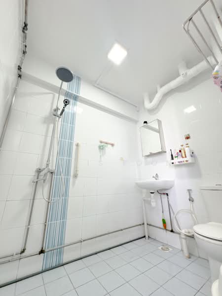 142 Bukit Batok Street 11, 142 Bukit Batok Street 11, 3 Bedrooms, 1,593 sqft, HDB Flat For Sale, by Chris Poon, 500225934 - Bathroom - PropertyGuru.com.sg