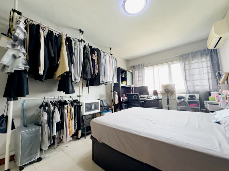 142 Bukit Batok Street 11, 142 Bukit Batok Street 11, 3 Bedrooms, 1,593 sqft, HDB Flat For Sale, by Chris Poon, 500225934 - Bedroom - PropertyGuru.com.sg