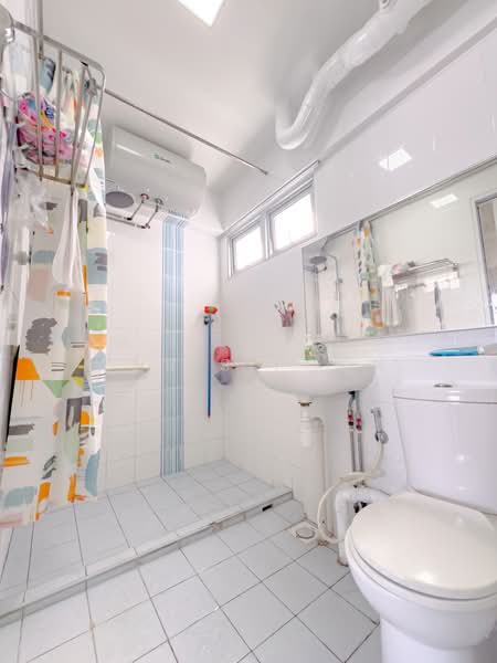 142 Bukit Batok Street 11, 142 Bukit Batok Street 11, 3 Bedrooms, 1,593 sqft, HDB Flat For Sale, by Chris Poon, 500225934 - Bathroom - PropertyGuru.com.sg