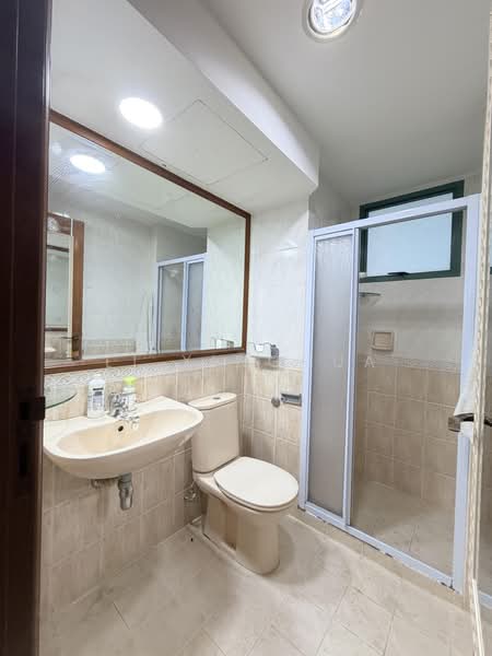 Palm Gardens, 2C Hong San Walk, 3 Bedrooms, 1,206 sqft, Condominium For Sale, by Li Xinghua, 500225984 - Bathroom - PropertyGuru.com.sg