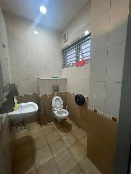Ubi Techpark, 10 Ubi Crescent, Eunos / Geylang / Paya Lebar, 7,858 sqft, Light Industrial (B1) For Rent, by Kenneth Neo, 500225999 - Bathroom - CommercialGuru.com.sg