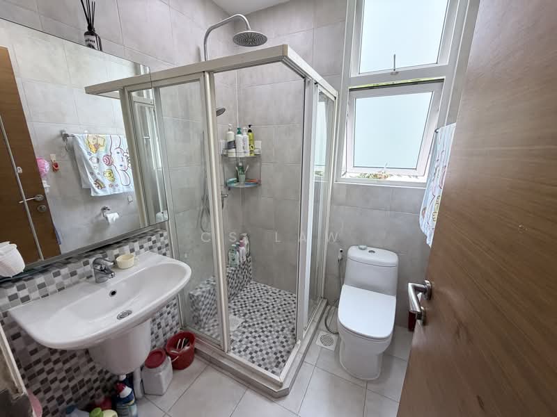 East Shine, 57 Lorong Melayu, 3 Bedrooms, 980 sqft, Apartment For Sale, by CS Law, 500226016 - Common Bathroom - PropertyGuru.com.sg