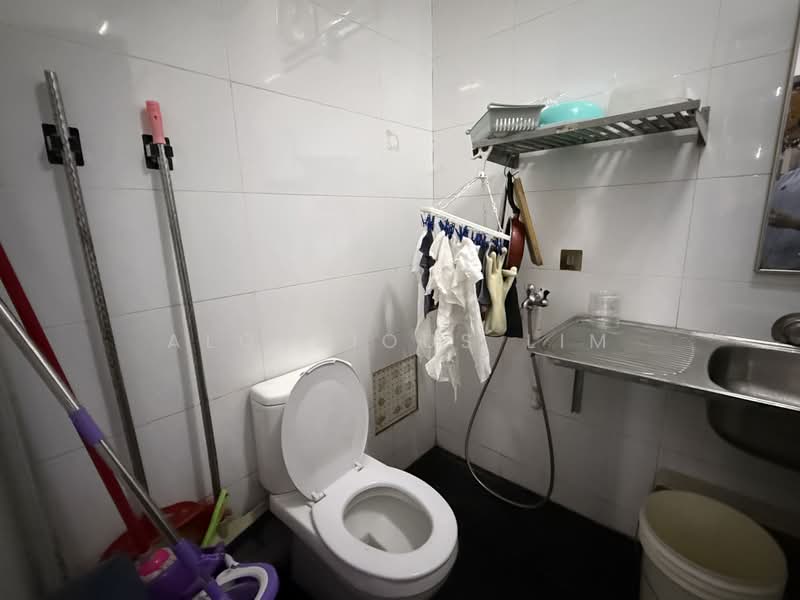 North View Bizhub, 6 Yishun Industrial Street 1, 3,940 sqft, Light Industrial (B1) For Sale, by Aloysious Lim, 500226039 - Bathroom - CommercialGuru.com.sg