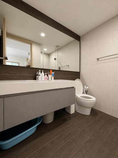 River Isles, 52 Edgedale Plains, 2 Bedrooms, 753 sqft, Condominium For Sale, by Jamie Sitoh, 500226041 - Common Bathroom - PropertyGuru.com.sg