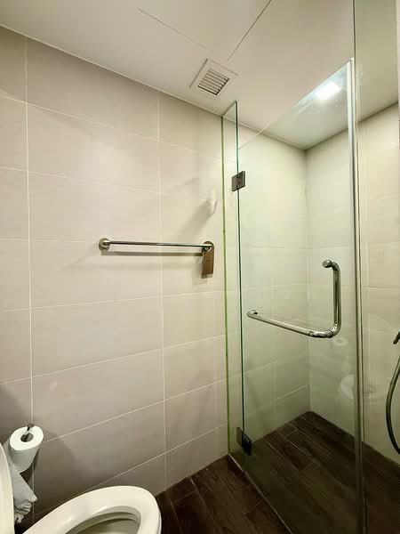 River Isles, 52 Edgedale Plains, 2 Bedrooms, 753 sqft, Condominium For Sale, by Jamie Sitoh, 500226041 - Common Bathroom - PropertyGuru.com.sg