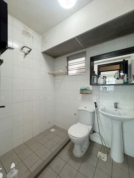 209B Punggol Place, 209B Punggol Place, 3 Bedrooms, 990 sqft, HDB Flat For Sale, by Risdian Isbintara, 500226072 - Bathroom - PropertyGuru.com.sg