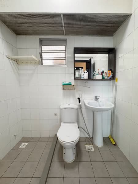 209B Punggol Place, 209B Punggol Place, 3 Bedrooms, 990 sqft, HDB Flat For Sale, by Risdian Isbintara, 500226072 - Bathroom - PropertyGuru.com.sg
