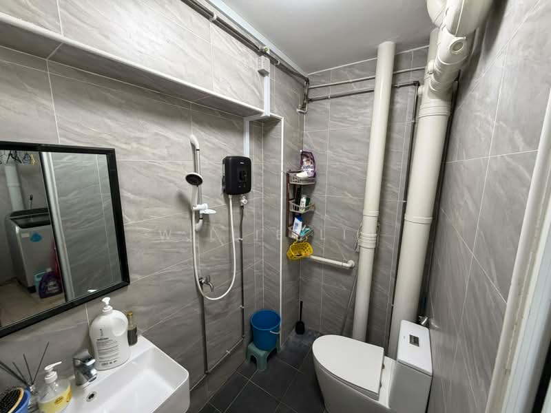 732 Jurong West Street 73, 732 Jurong West Street 73, 4 Bedrooms, 1,324 sqft, HDB Flat For Sale, by Willie Lim, 500226083 - Bathroom - PropertyGuru.com.sg