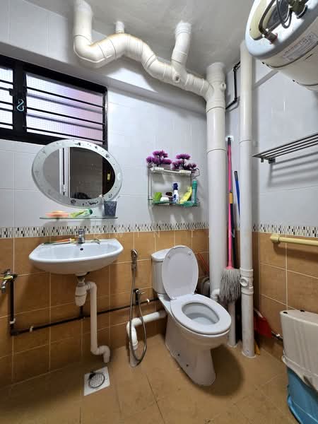 254 Bukit Batok East Avenue 4, 254 Bukit Batok East Avenue 4, 3 Bedrooms, 1,302 sqft, HDB Flat For Sale, by Edwin Tan, 500226094 - Bathroom - PropertyGuru.com.sg