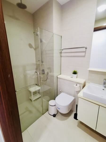 8 Farrer Suites, 8 Sing Joo Walk, Room Rental, 250 sqft, Apartment For Rent, by Florence Zheng Zhen, 500226127 - Bathroom - PropertyGuru.com.sg