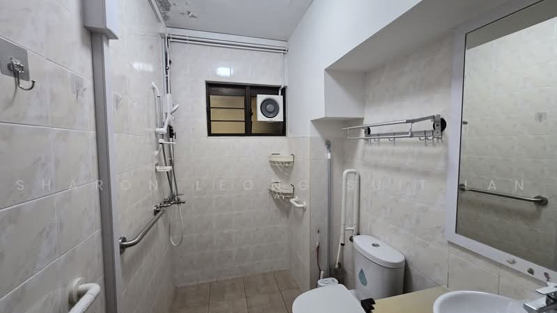 129 Rivervale Street, 129 Rivervale Street, 3 Bedrooms, 1,076 sqft, HDB Flat For Sale, by Sharon Leong Suit LAN, 500226151 - Bathroom - PropertyGuru.com.sg