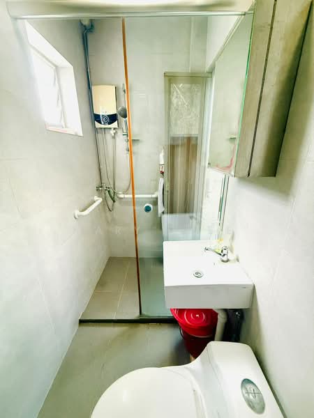 345 Bukit Batok Street 34, 345 Bukit Batok Street 34, Dairy Farm / Bukit Panjang / Choa Chu Kang, 3 Bedrooms, 1,119 sqft, HDB Flat For Sale, by Mary Phee, 500226170 - Bathroom - PropertyGuru.com.sg