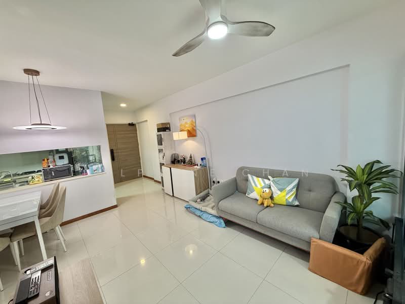 519B Tampines Central 8, 519B Tampines Central 8, 3 Bedrooms, 904 sqft, HDB Flat For Sale, by Delphine Chan, 500226188 - Living Room - PropertyGuru.com.sg