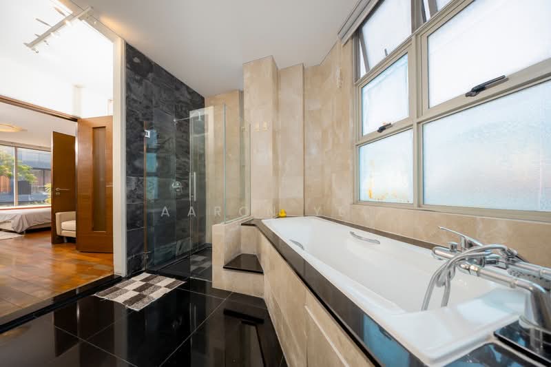 C.H.E.A.P Corner Terrace for Sale D14, , 5 Bedrooms, 3,000 sqft, Corner Terrace For Sale, by Aaron Yeo, 500226207 - Master Bath - PropertyGuru.com.sg