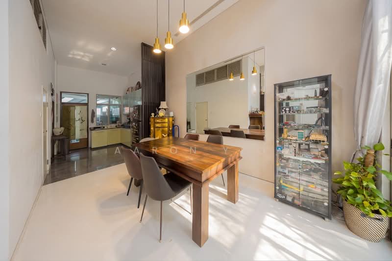 C.H.E.A.P Corner Terrace for Sale D14, , 5 Bedrooms, 3,000 sqft, Corner Terrace For Sale, by Aaron Yeo, 500226207 - Dining Room - PropertyGuru.com.sg