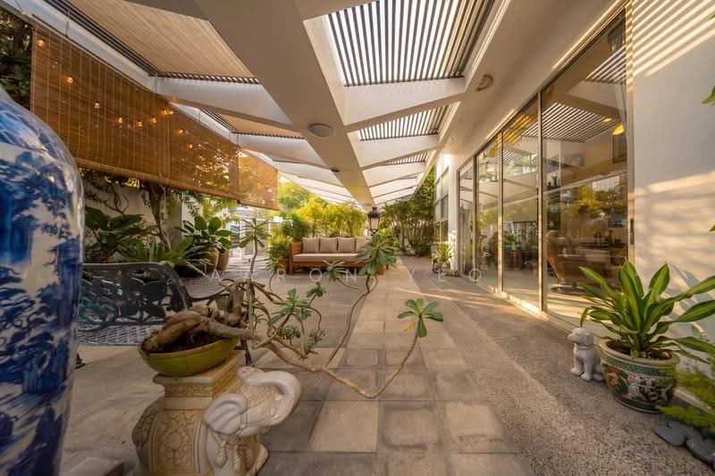C.H.E.A.P Corner Terrace for Sale D14, Eunos / Geylang / Paya Lebar, 5 Bedrooms, 3,000 sqft, Corner Terrace For Sale, by Aaron Yeo, 500226207 - Exterior - PropertyGuru.com.sg