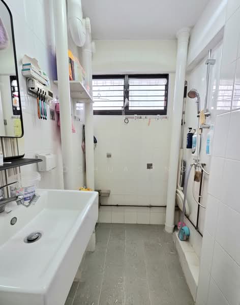 415 Pandan Gardens, 415 Pandan Gardens, 2 Bedrooms, 797 sqft, HDB Flat For Sale, by Joshua Png, 500226316 - Bathroom - PropertyGuru.com.sg