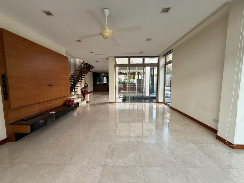 Beautifully renovated Semi-D in Lucky Heights