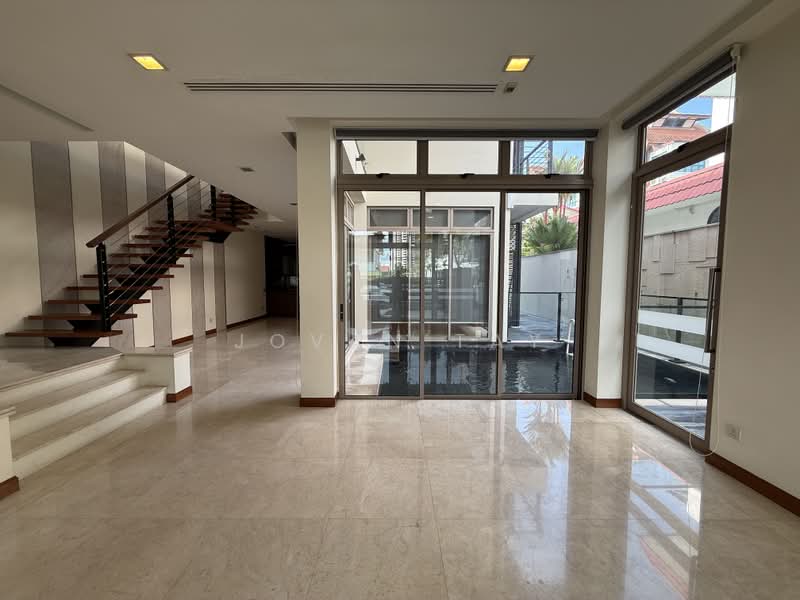 Beautifully renovated Semi-D in Lucky Heights, , 4 Bedrooms, 3,800 sqft, Semi-Detached House For Sale, by Jovan Tay, 500226363 - Living Room - PropertyGuru.com.sg