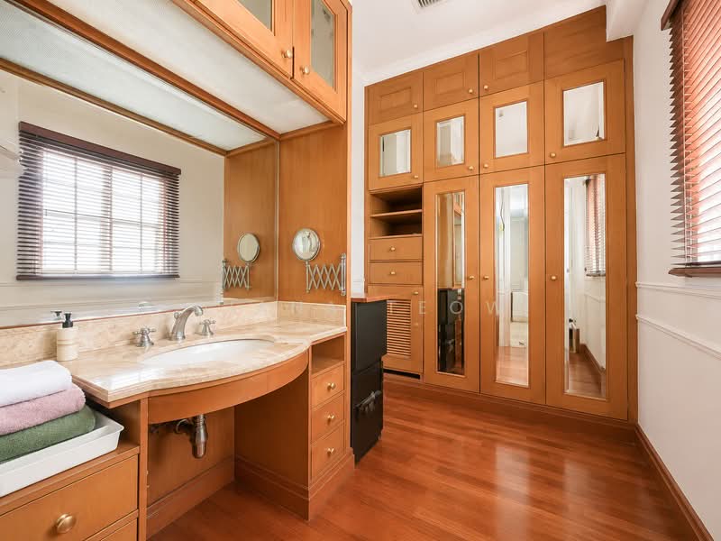 Unblocked Park View Semi D, , 5 Bedrooms, 3,600 sqft, Semi-Detached House For Rent, by Diana Teow, 500226437 - Walk-In Closet - PropertyGuru.com.sg