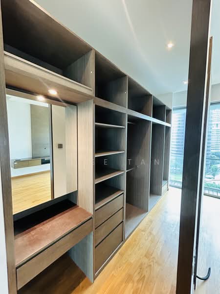 One Tree Hill Residence, 1A One Tree Hill, 5 Bedrooms, 2,454 sqft, Condominium For Rent, by Tziee Tan, 500226446 - Master bedroom- walk-in cabinets - PropertyGuru.com.sg