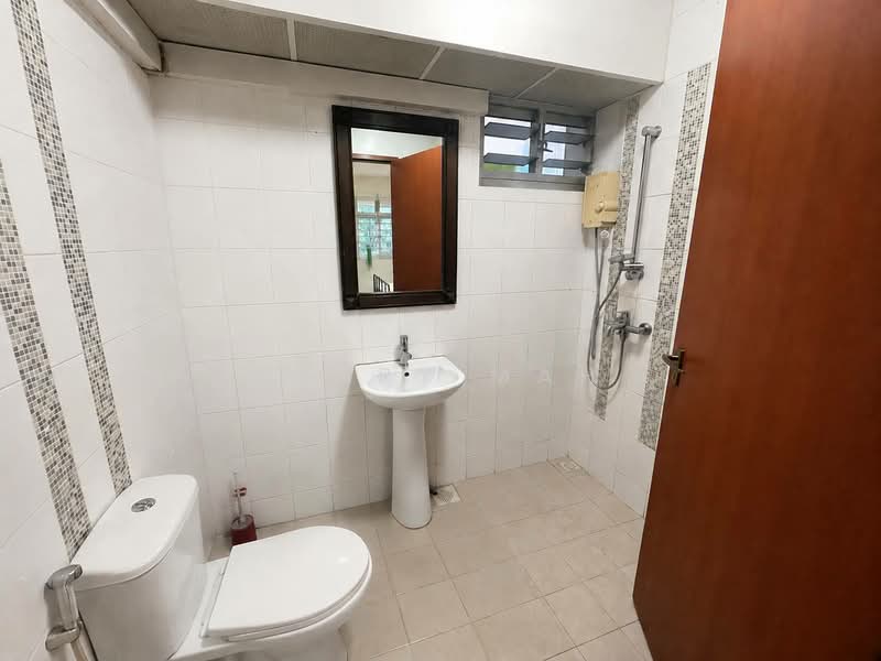 458 Yishun Avenue 11, 458 Yishun Avenue 11, 2 Bedrooms, 1,001 sqft, HDB Flat For Rent, by Larry Mah, 500226465 - Bathroom - PropertyGuru.com.sg