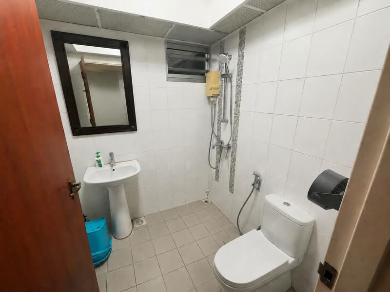 458 Yishun Avenue 11, 458 Yishun Avenue 11, 2 Bedrooms, 1,001 sqft, HDB Flat For Rent, by Larry Mah, 500226465 - Bathroom - PropertyGuru.com.sg