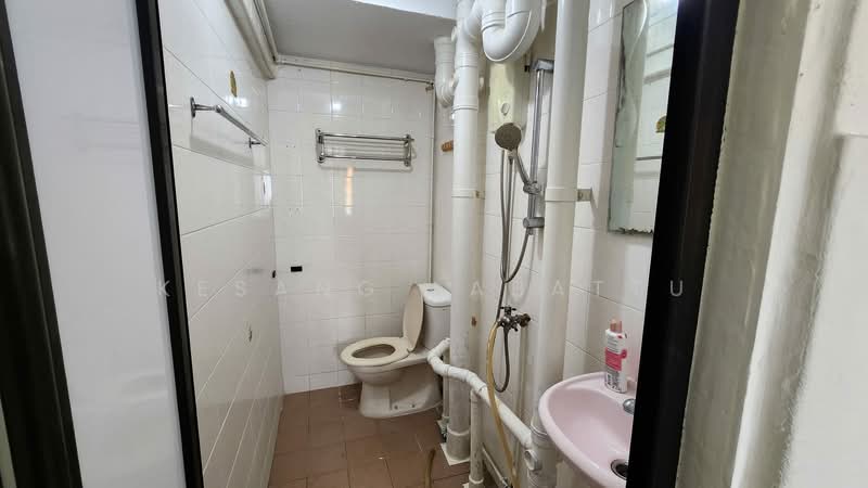 73 Lorong 4 Toa Payoh, 73 Lorong 4 Toa Payoh, 3 Bedrooms, 667 sqft, HDB Flat For Sale, by Kesang Labattu, 500226498 - Bathroom - PropertyGuru.com.sg