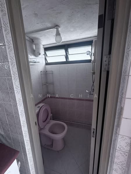 13 Holland Drive, 13 Holland Drive, 2 Bedrooms, 700 sqft, HDB Flat For Sale, by Anna Chia, 500226503 - Bathroom - PropertyGuru.com.sg