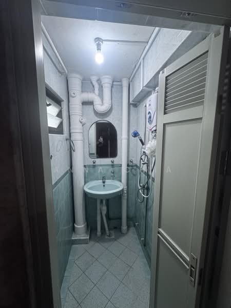 13 Holland Drive, 13 Holland Drive, 2 Bedrooms, 700 sqft, HDB Flat For Sale, by Anna Chia, 500226503 - Bathroom - PropertyGuru.com.sg