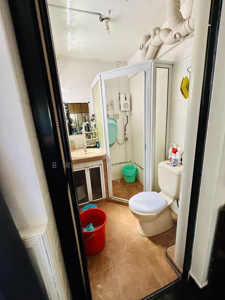 824 Woodlands Street 81, 824 Woodlands Street 81, 3 Bedrooms, 904 sqft, HDB Flat For Rent, by Bryan Wee, 500226614 - Bathroom - PropertyGuru.com.sg