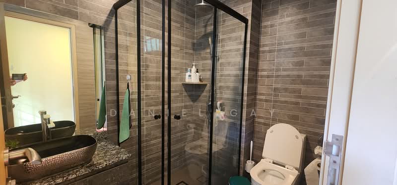 Seletar Gardens, , 4 Bedrooms, 3,200 sqft, Corner Terrace For Sale, by Daniel Gay, 500226624 - Renovated ground floor Bathroom - PropertyGuru.com.sg