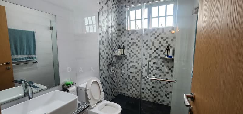 Seletar Gardens, , 4 Bedrooms, 3,200 sqft, Corner Terrace For Sale, by Daniel Gay, 500226624 - Renovated Master Bathroom - PropertyGuru.com.sg