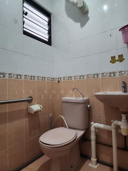 607 Ang Mo Kio Avenue 4, 607 Ang Mo Kio Avenue 4, 2 Bedrooms, 732 sqft, HDB Flat For Sale, by Lee Yoong Tai Esther, 500226661 - Bathroom - PropertyGuru.com.sg