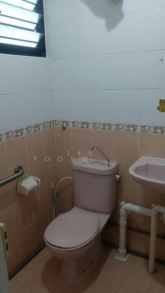 607 Ang Mo Kio Avenue 4, 607 Ang Mo Kio Avenue 4, Ang Mo Kio / Bishan / Thomson, 2 Bedrooms, 731 sqft, HDB Flat For Sale, by Lee Yoong Tai Esther, 500226661 - Bathroom - PropertyGuru.com.sg