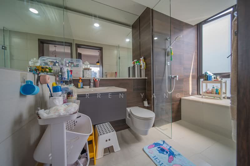 D'Nest, 131 Pasir Ris Grove, 2 Bedrooms, 753 sqft, Condominium For Sale, by Darren Yang, 500226679 - En-Suite Bathroom - PropertyGuru.com.sg