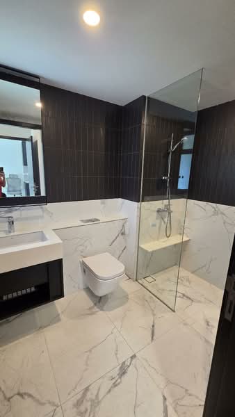 Bukit 828, 828 Upper Bukit Timah Road, 2 Bedrooms, 635 sqft, Condominium For Rent, by Eileen Yeo, 500226680 - Master bathroom - PropertyGuru.com.sg