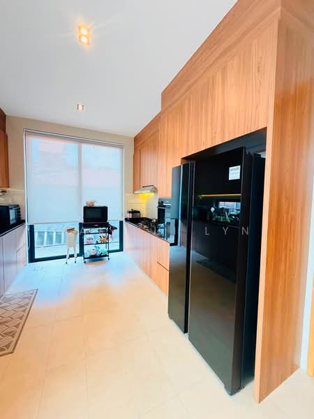 Almost Brand New! Fully Move In Condition 2.5 Storey Semi D with Solar Panel, EV Charger & Pool!, Carmen Street / Lame Street / Figaro Street, East Coast / Marine Parade, 6 Bedrooms, 7,545 sqft, Semi-Detached House For Sale, by Mak Hui Lyn, 500226709 - Kitchen - PropertyGuru.com.sg