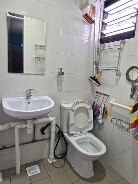 102 Jalan Rajah, 102 Jalan Rajah, 3 Bedrooms, 1,012 sqft, HDB Flat For Sale, by John Lim, 500226728 - Master bathroom - PropertyGuru.com.sg